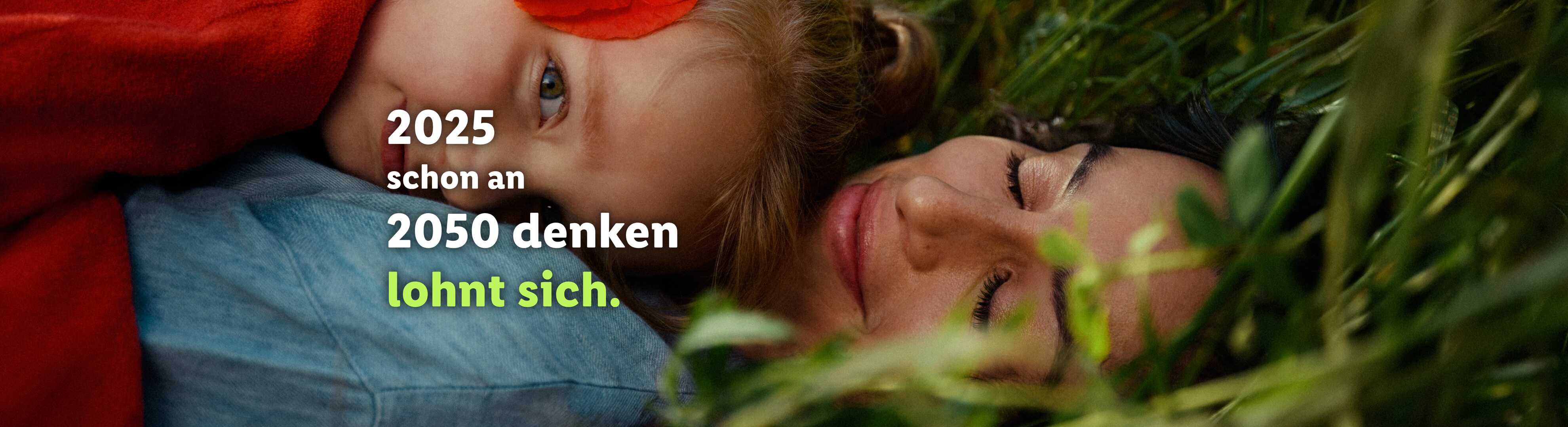 Eine Frau und ein Kind liegen im Gras, mit dem Text '2025 schon an 2050 denken lohnt sich.'