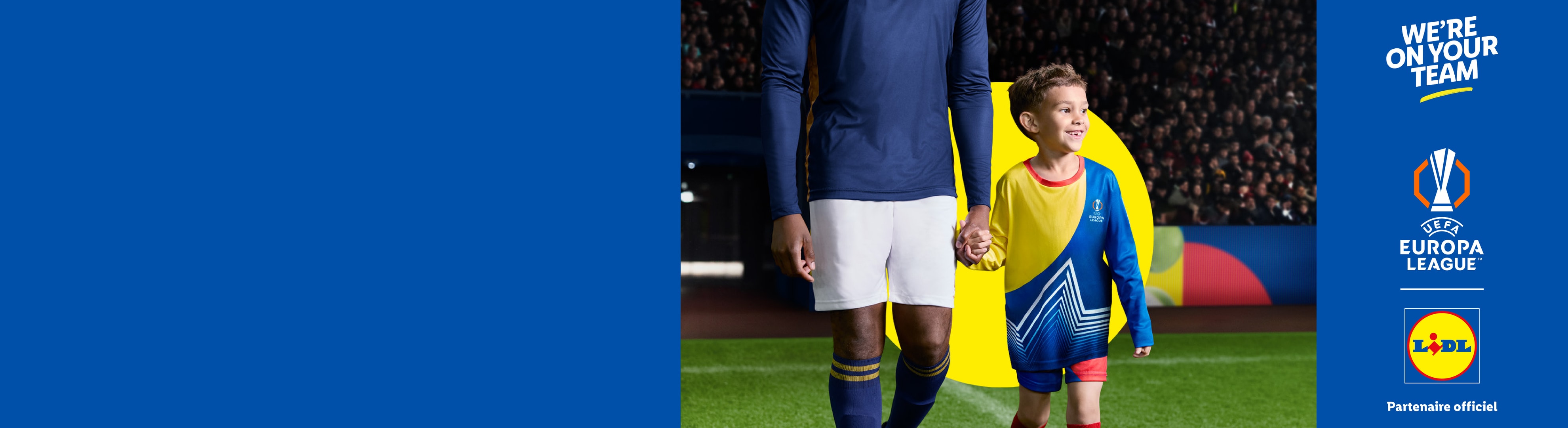 Un footballeur et un enfant sur le terrain, avec les logos UEFA Europa League et Lidl.
