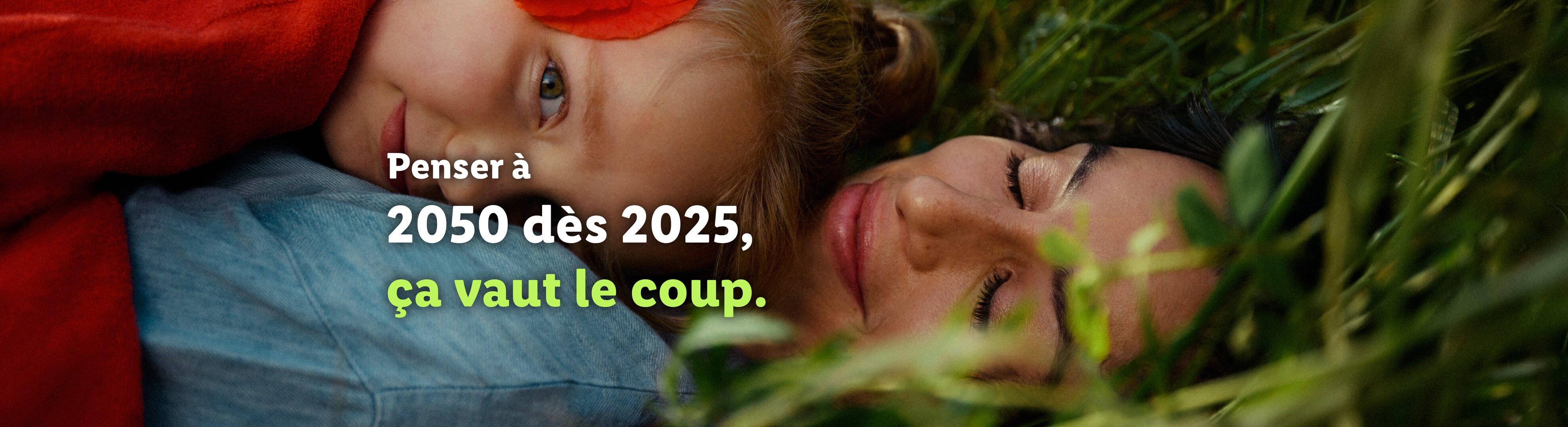 Mère et enfant allongés dans l'herbe, avec le texte 'Penser à 2050 dès 2025, ça vaut le coup.'