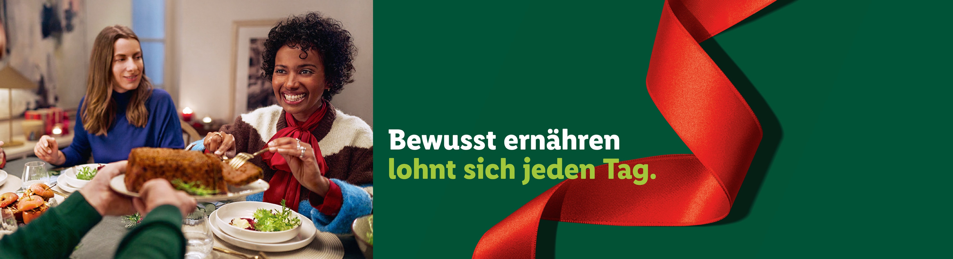 Zwei lächelnde Frauen am Tisch, eine erhält einen Teller mit einem Hackbraten. Text: „Bewusst ernähren lohnt sich jeden Tag“.