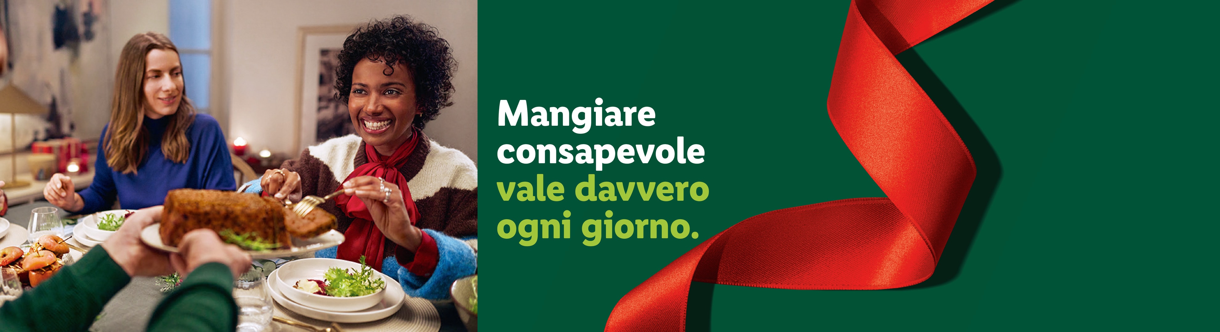 Due donne sorridenti a tavola, con un nastro rosso e la scritta 'Mangiare consapevole vale davvero ogni giorno'.