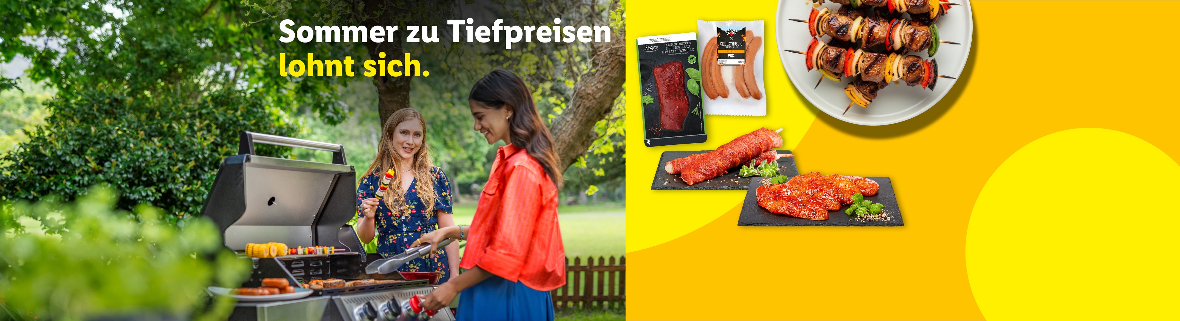 Zwei Frauen grillen Spieße und Würstchen, mit verpacktem Fleisch. Text: 'Sommer zu Tiefpreisen lohnt sich.'
