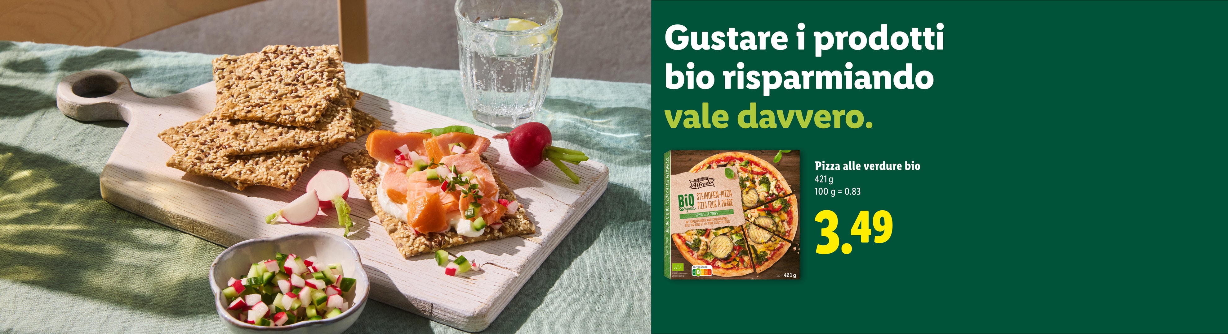 Una pizza vegetariana biologica e cracker con salmone affumicato e ravanelli, con testo promozionale.