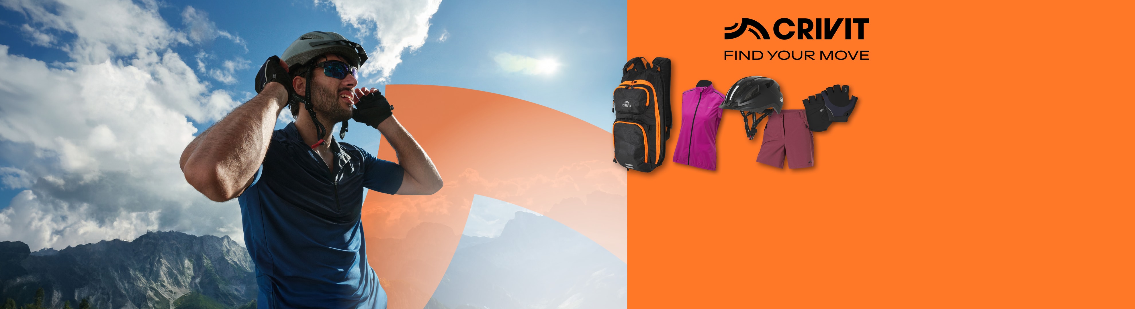 Mann in Radsportbekleidung mit Helm, Rucksack, Weste, Shorts und Handschuhen auf orangefarbenem Hintergrund.