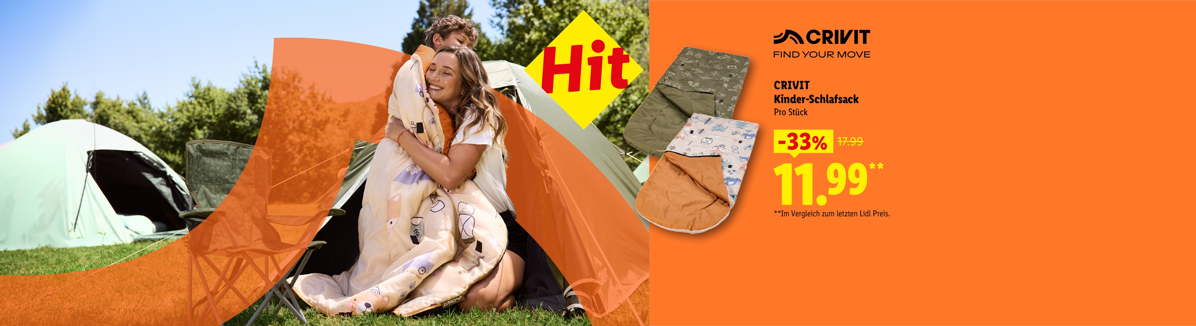 Eine Frau und ein Kind in einem Schlafsack vor einem Zelt, mit Kinderschlafsäcken für 11,99 €.