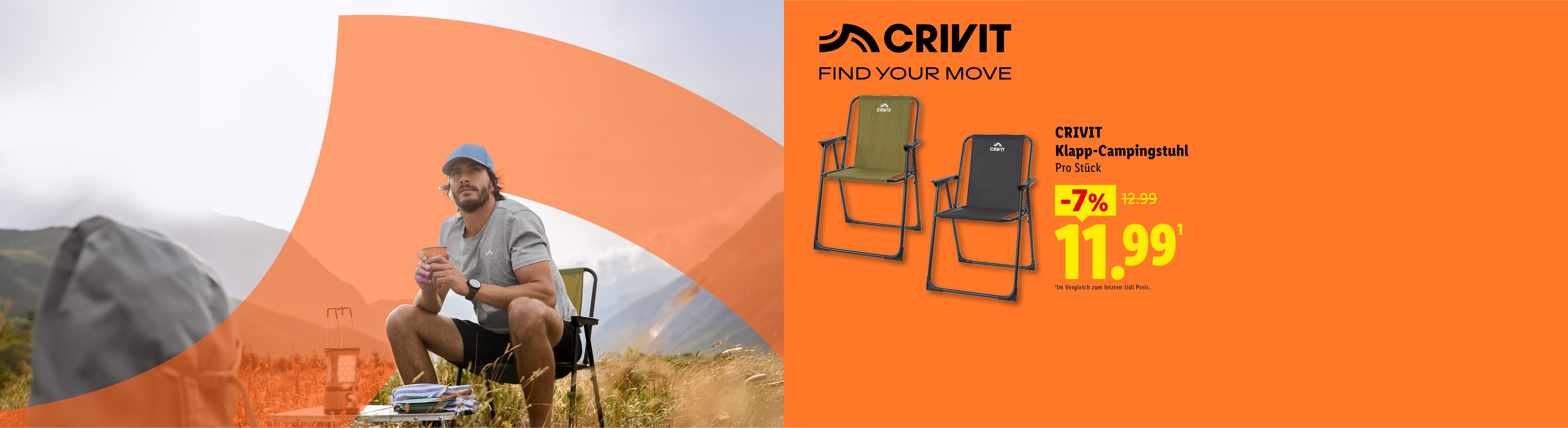 Ein Mann sitzt auf einem Campingstuhl in der Natur, daneben zwei Klapp-Campingstühle im Angebot.