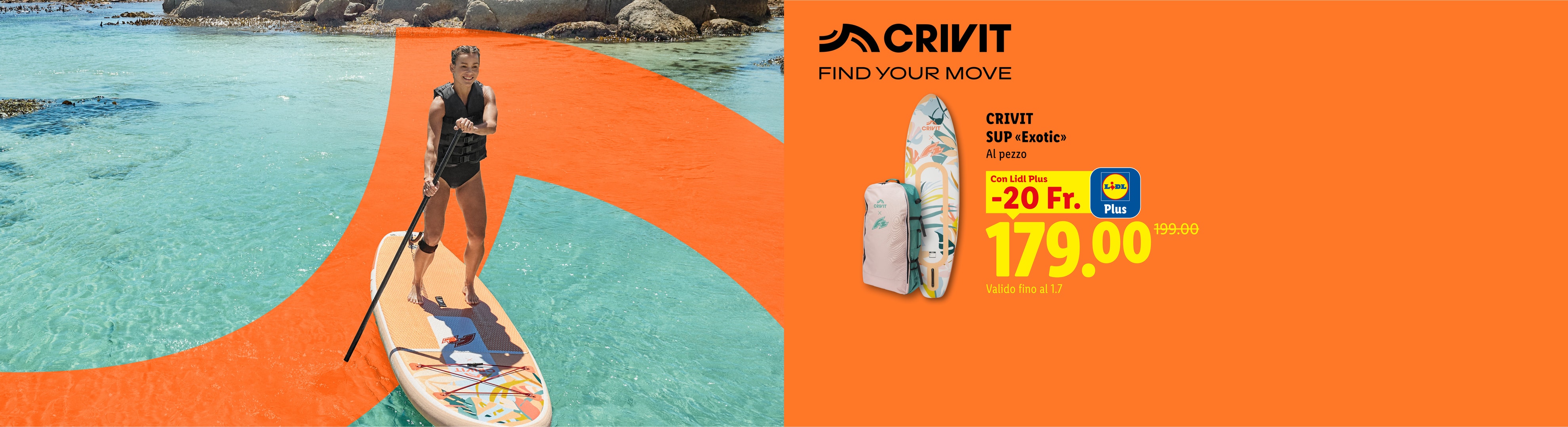 Donna su stand-up paddle board in mare, accanto un set SUP con zaino e tavola, pubblicizzato con uno sconto.