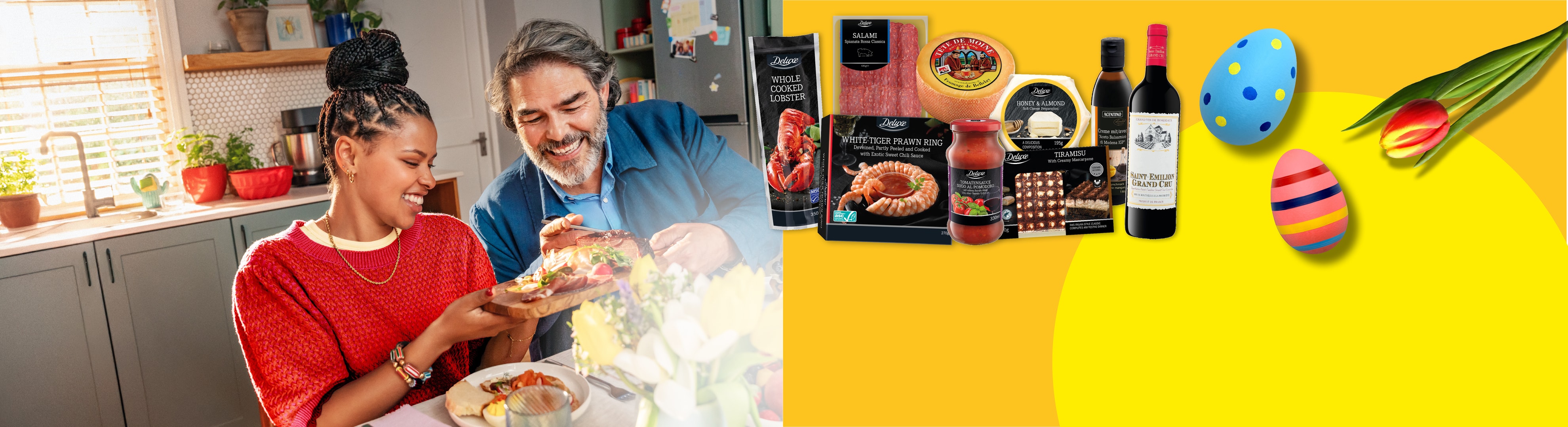 Ein lächelndes Paar teilt ein Essen, mit Premiumprodukten und Ostereiern.