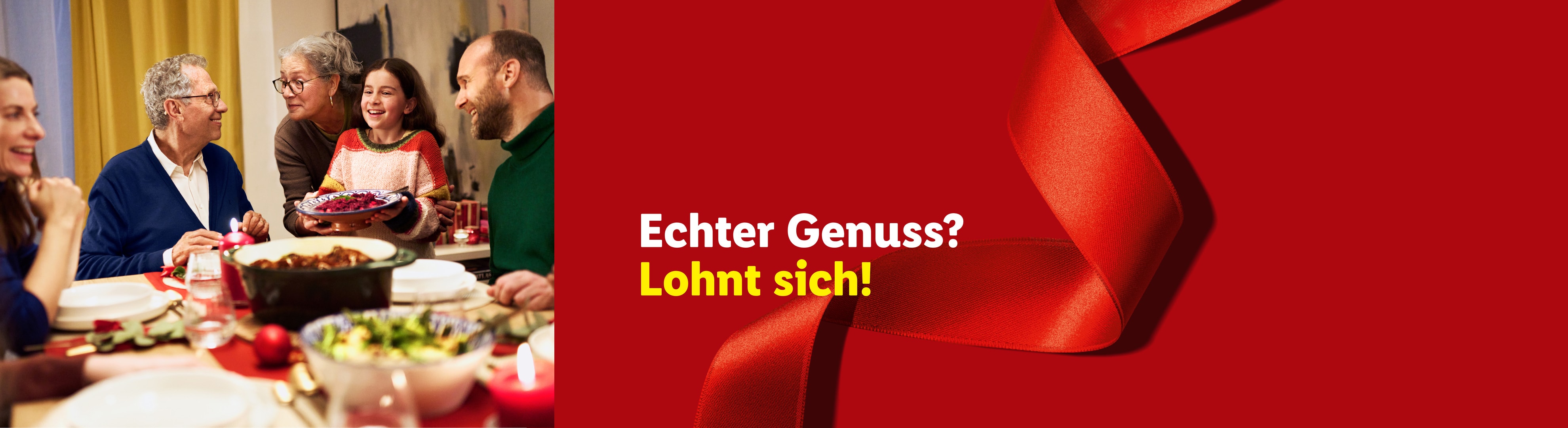 Familie beim festlichen Abendessen, mit dem Text 'Echter Genuss? Lohnt sich!' und einem roten Band.
