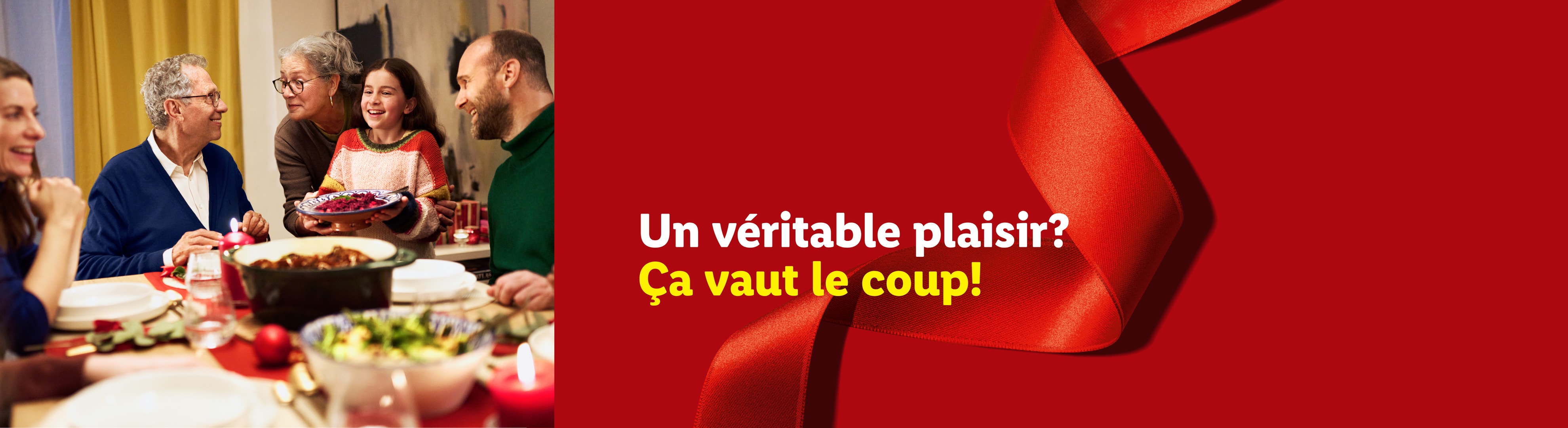 Famille heureuse à table avec de la nourriture et des décorations de Noël. Texte : 'Un véritable plaisir ? Ça vaut le coup !'