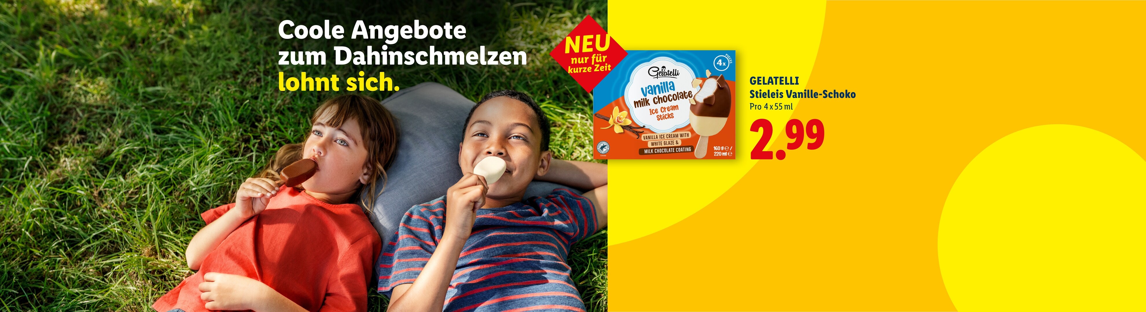 Zwei Kinder essen Eis am Stiel auf einer Wiese, daneben ein Angebot für Vanille-Schoko-Eis.