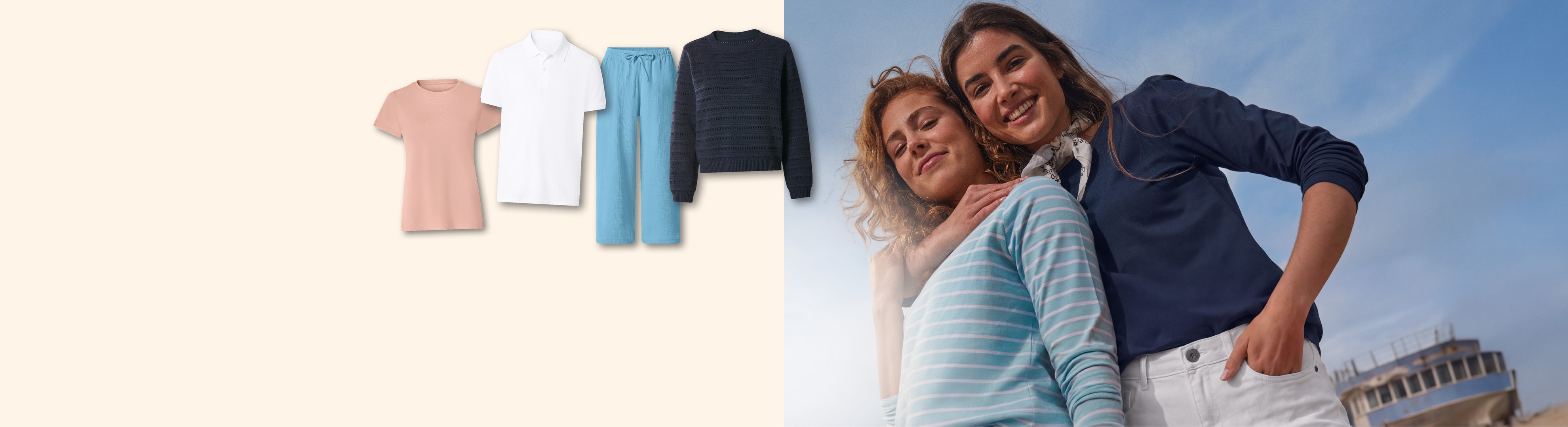 Zwei lächelnde Frauen in lässiger Sommerkleidung, daneben ähnliche Kleidungsstücke.