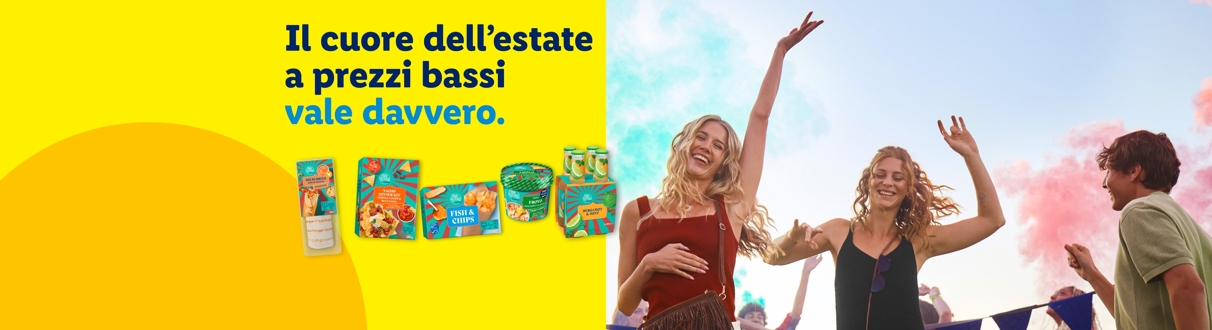 Prodotti estivi a prezzi bassi con persone felici a un festival.