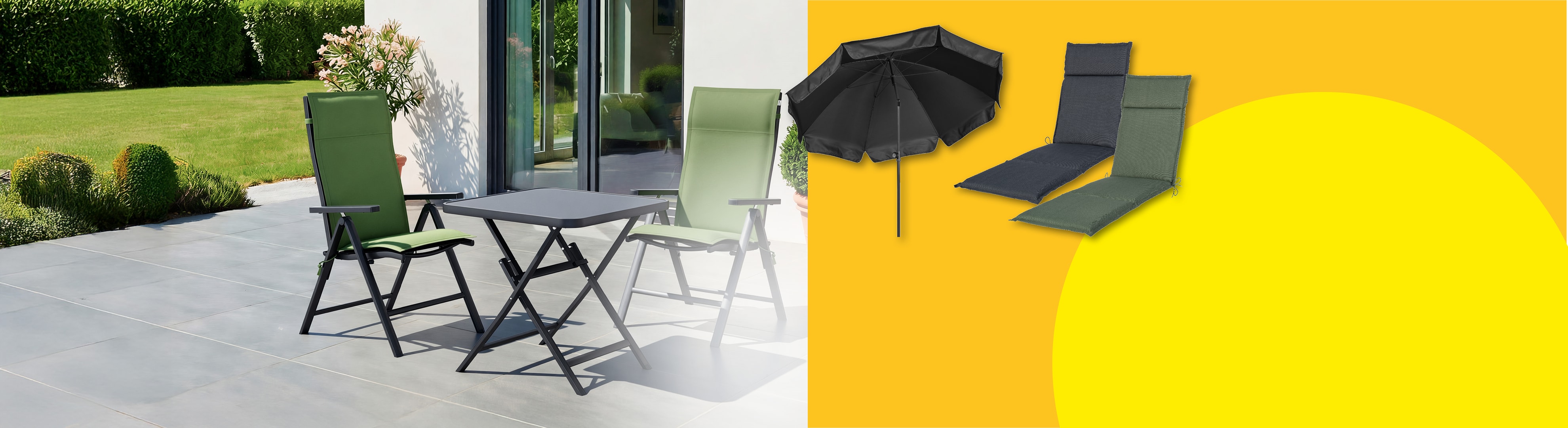 Gartenset mit Tisch und grünen Stühlen, schwarzem Sonnenschirm und Liegestuhlkissen.