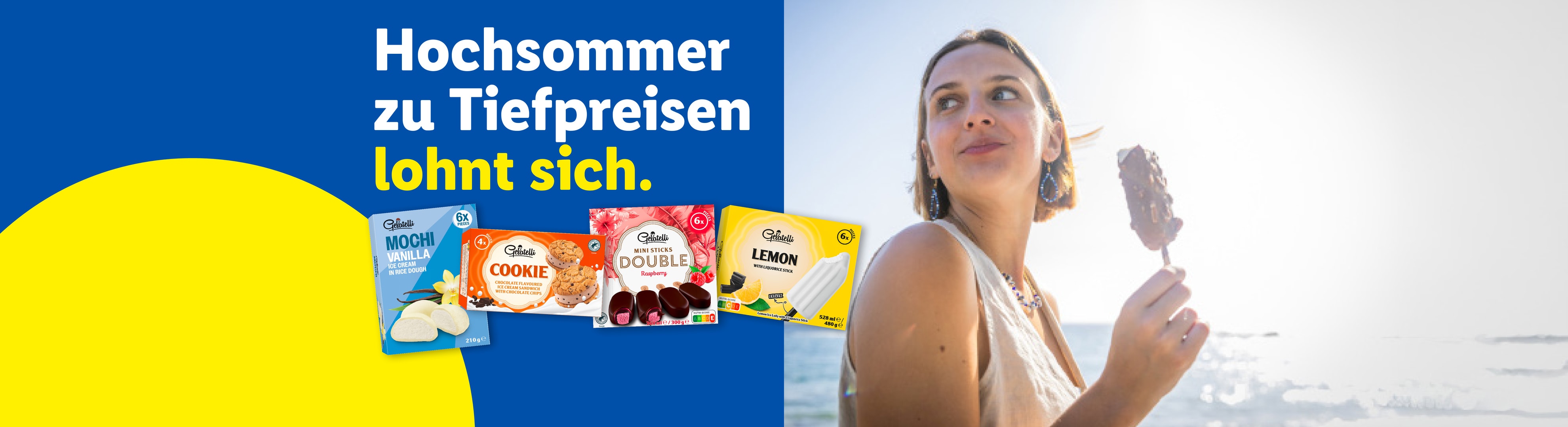 Eine Frau genießt ein Eis am Strand, umgeben von verschiedenen Eissorten wie Mochi, Cookie, Himbeer-Minis und Zitrone. Text: Hochsommer zu Tiefpreisen lohnt sich.