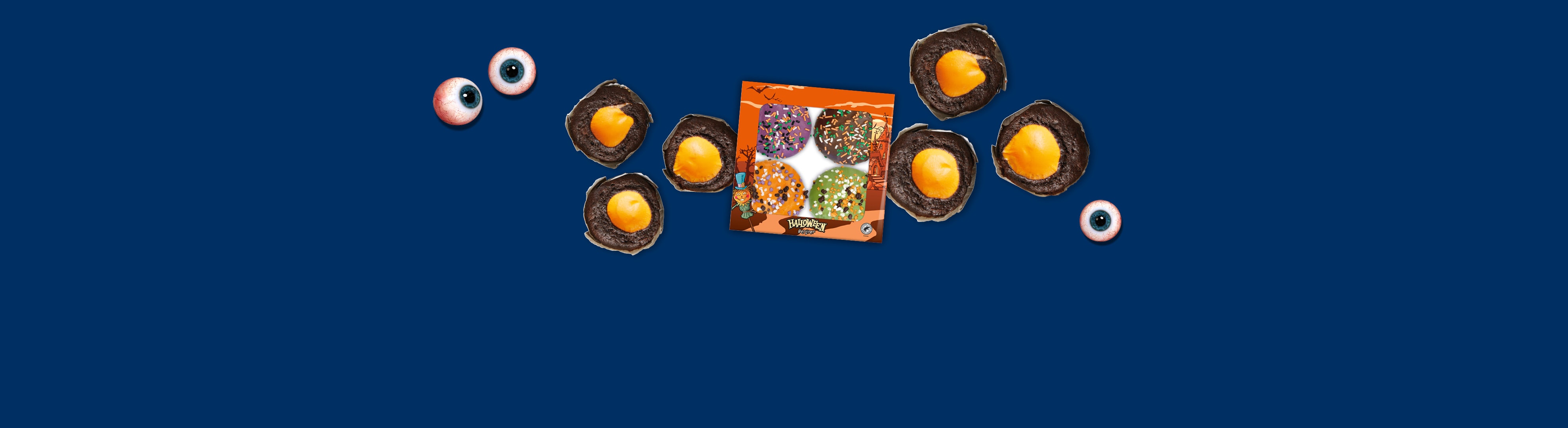 Halloween-Muffins und gruselige Augen auf blauem Hintergrund.