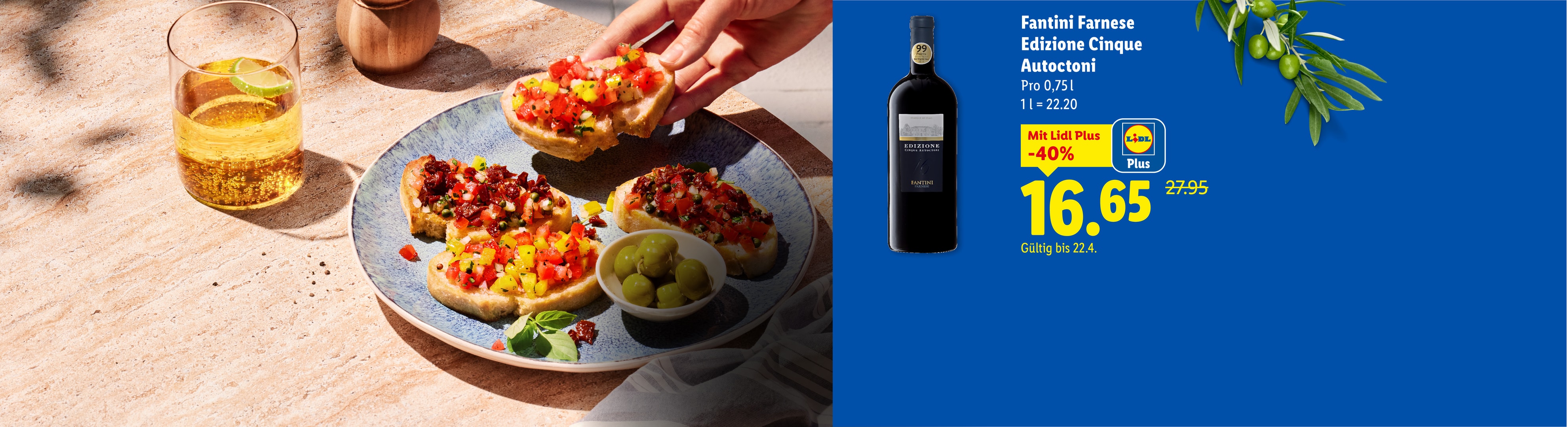 Bruschetta mit Tomaten und Oliven, mit einer Flasche Rotwein im Angebot.