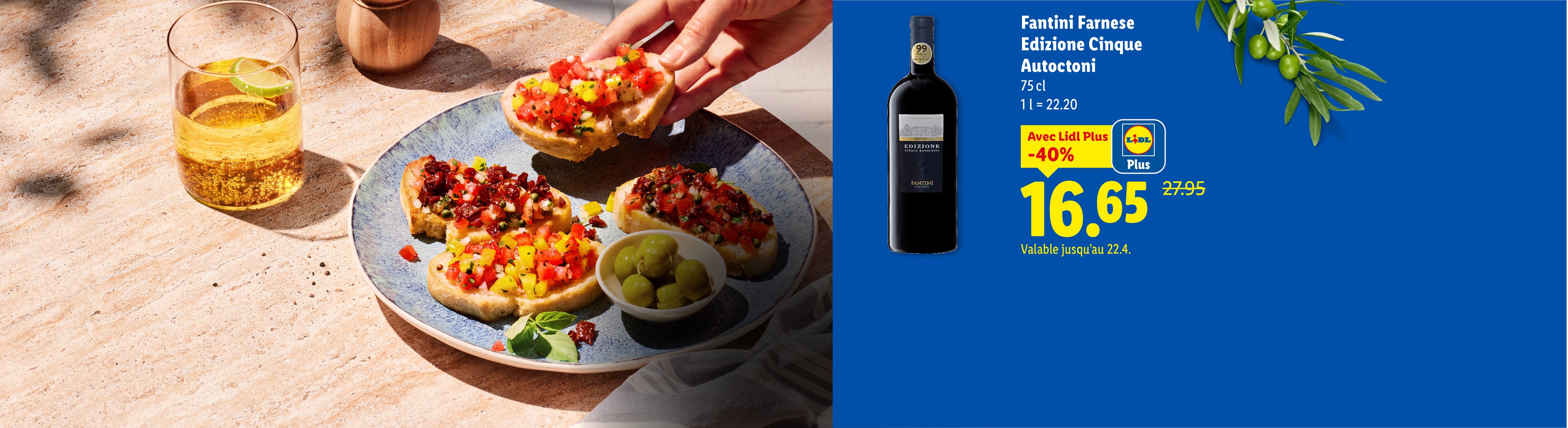 Bruschetta aux tomates et olives, avec une bouteille de vin rouge en promotion.