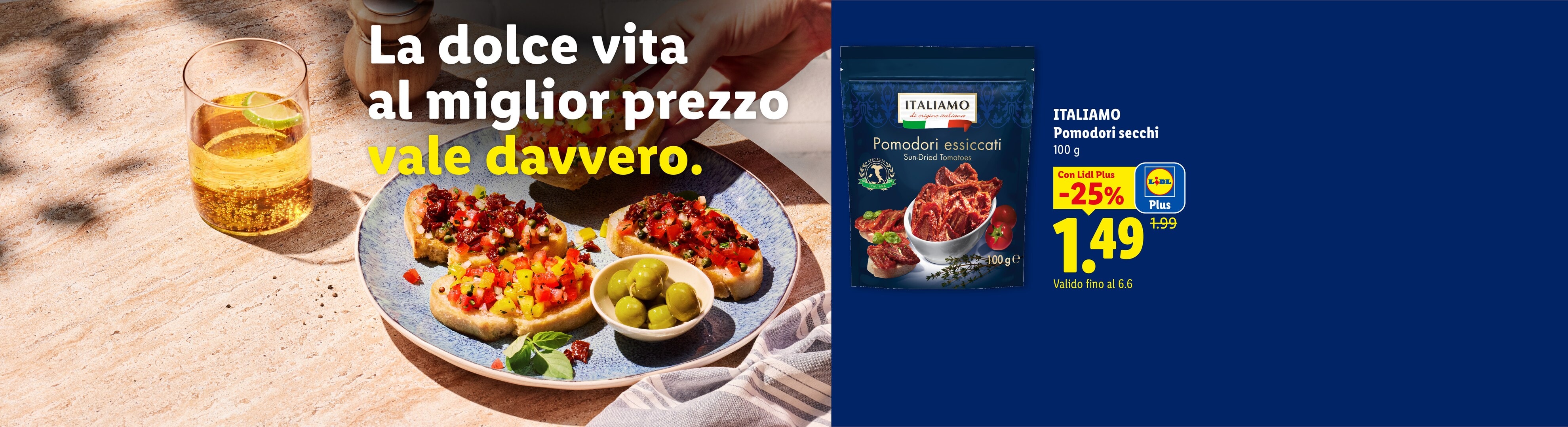 Bruschette e olive su un tavolo soleggiato, con pomodori secchi e un'offerta speciale.