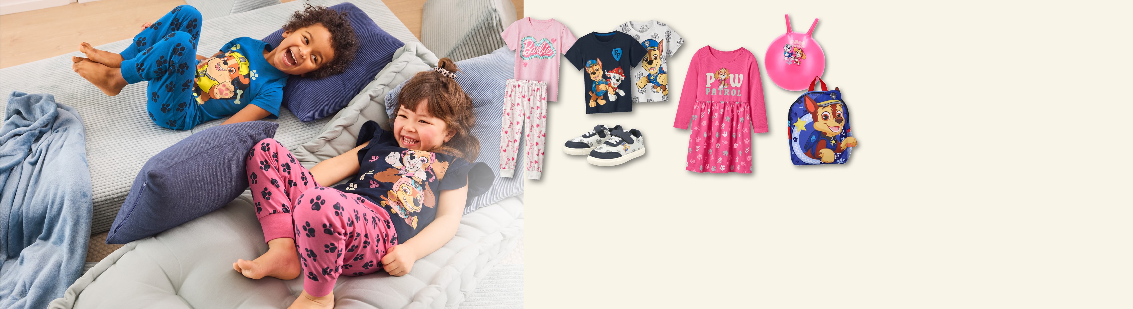 Enfants joyeux en pyjama à motifs de pattes, avec vêtements et accessoires pour enfants.