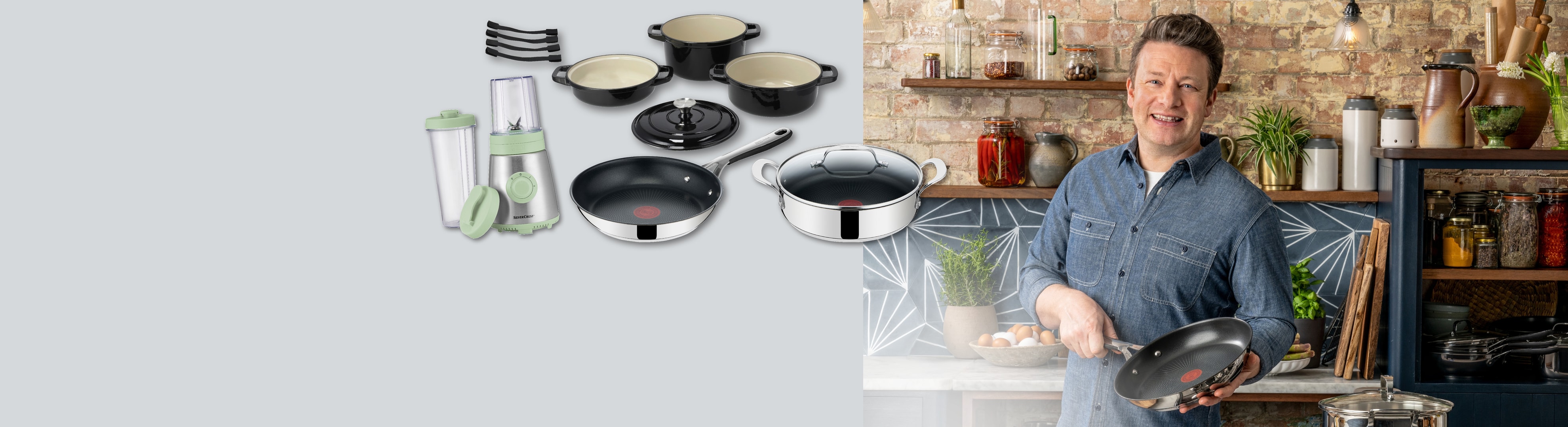 Kochgeschirr, Pfannen und Mixer, mit einem lächelnden Mann in einer Küche.