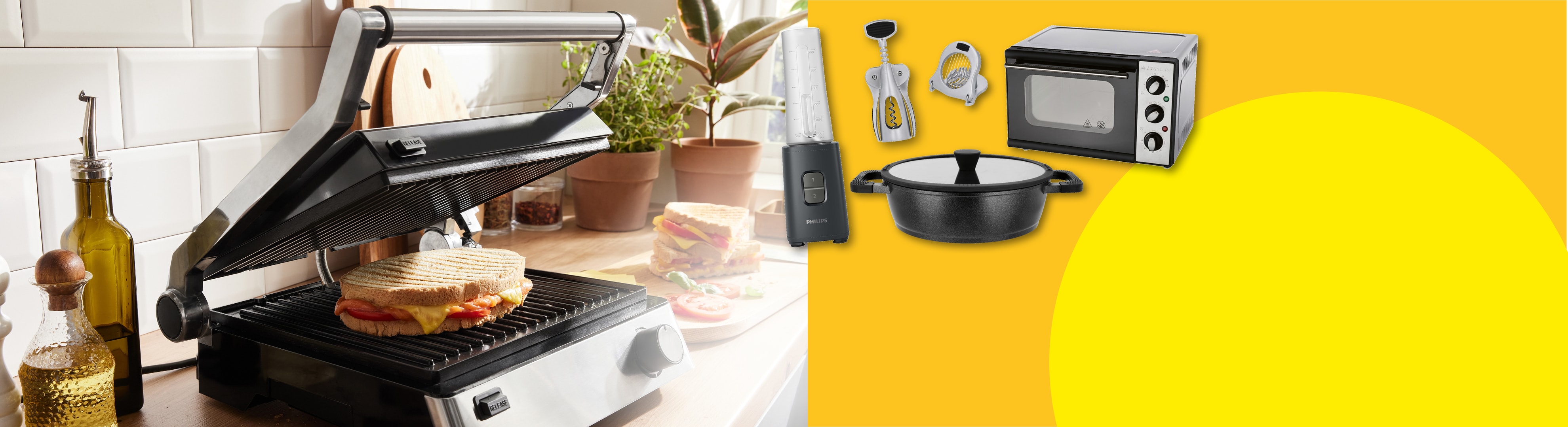 Sandwichmaker mit Sandwich, Topf, Ofen, Mixer und Küchenzubehör.