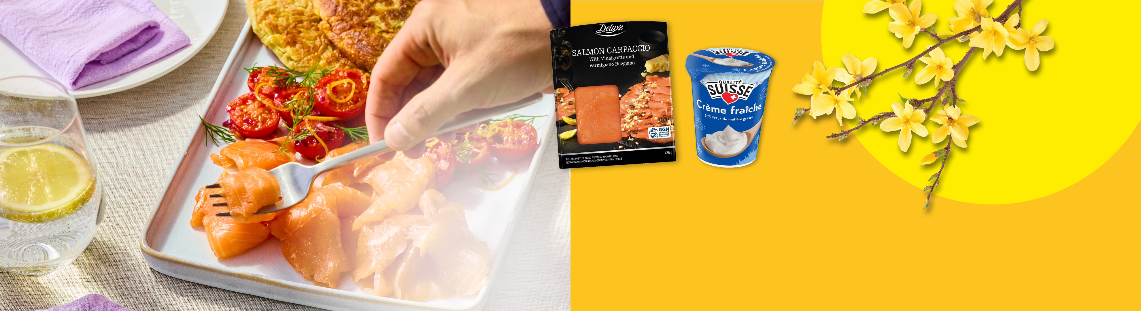 Un plat de saumon fumé et de tomates, avec du carpaccio de saumon et de la crème fraîche.