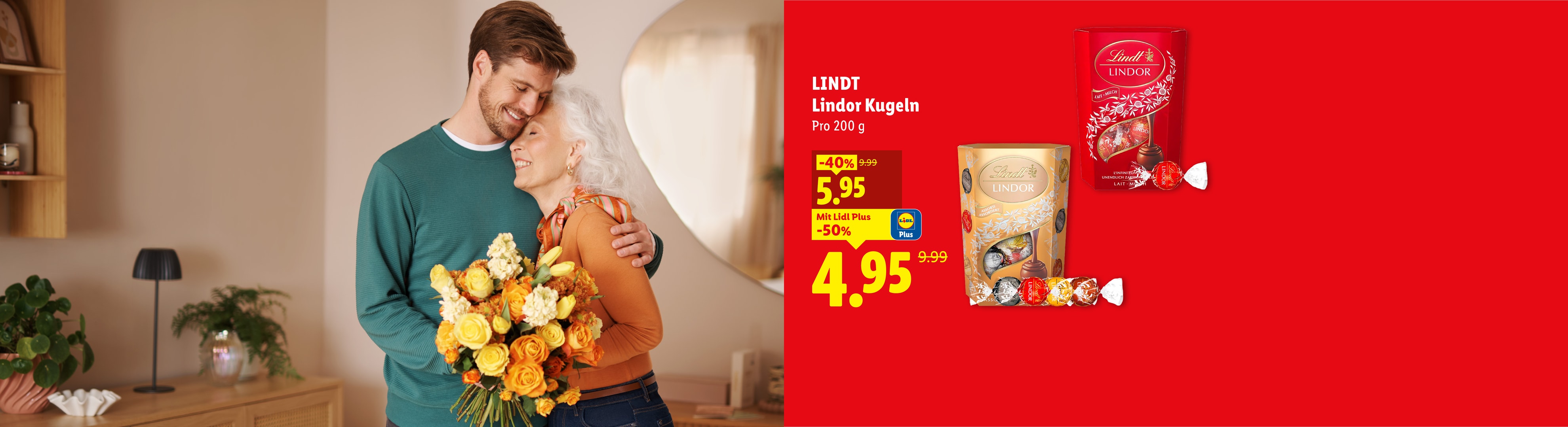 Mann und ältere Frau umarmen sich mit Blumen, Pralinen im Sonderangebot.