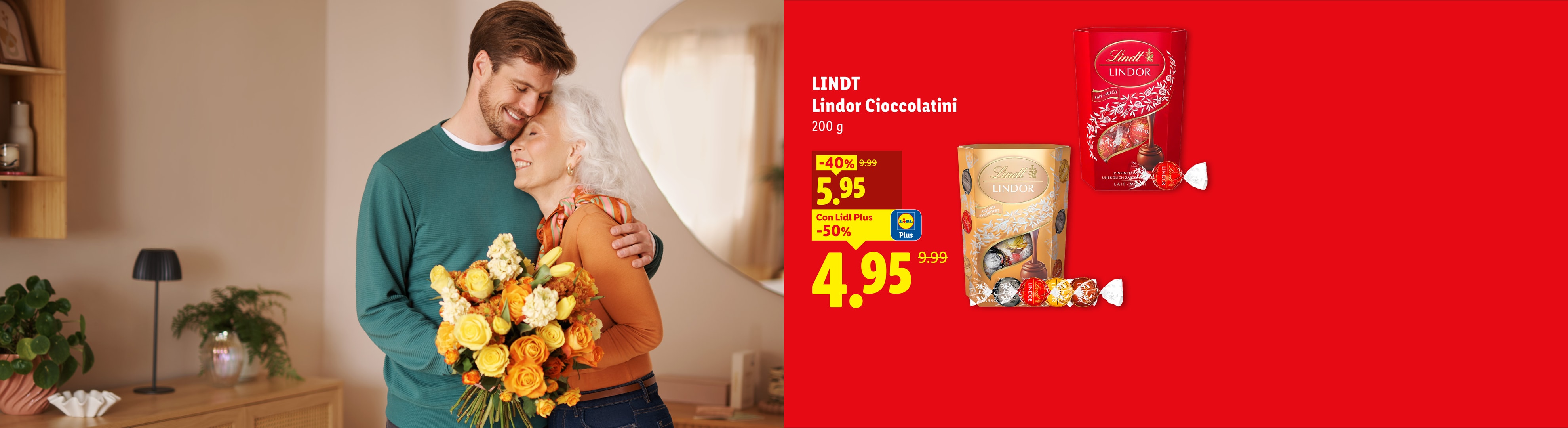 Un uomo e una donna anziana si abbracciano con un bouquet di fiori, accanto a cioccolatini in offerta.