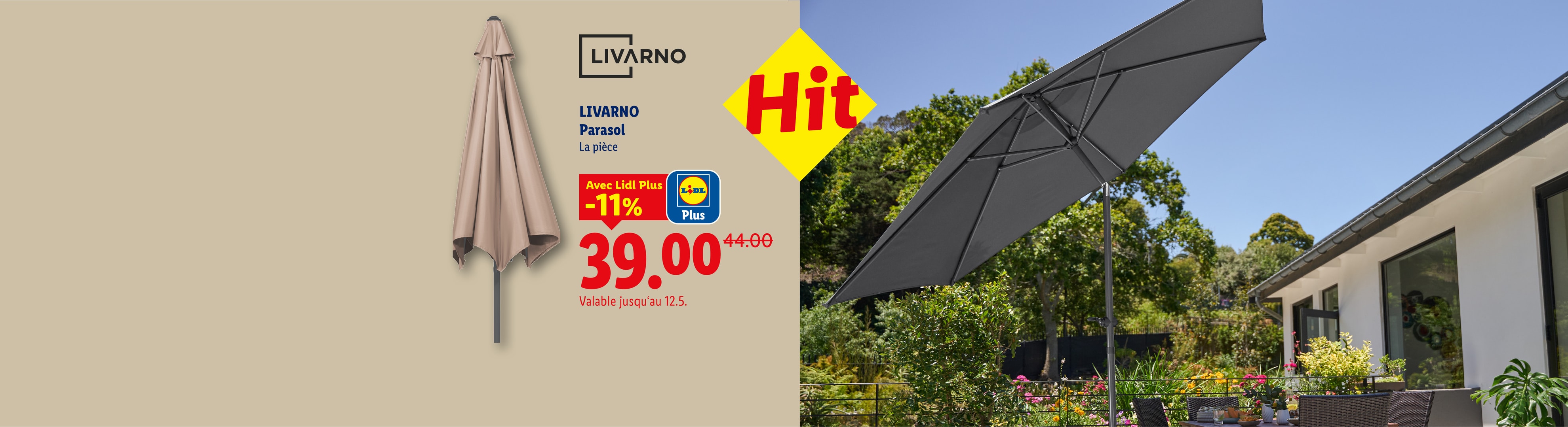 Un parasol beige plié et un parasol gris ouvert sur une terrasse, avec une offre de -11%.