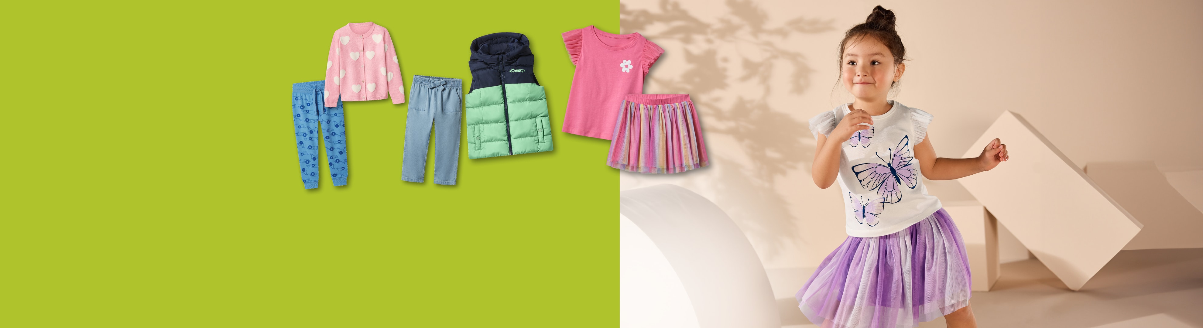 Mädchen in weißem T-Shirt mit lila Schmetterlingen und lila Tüllrock, tanzend.