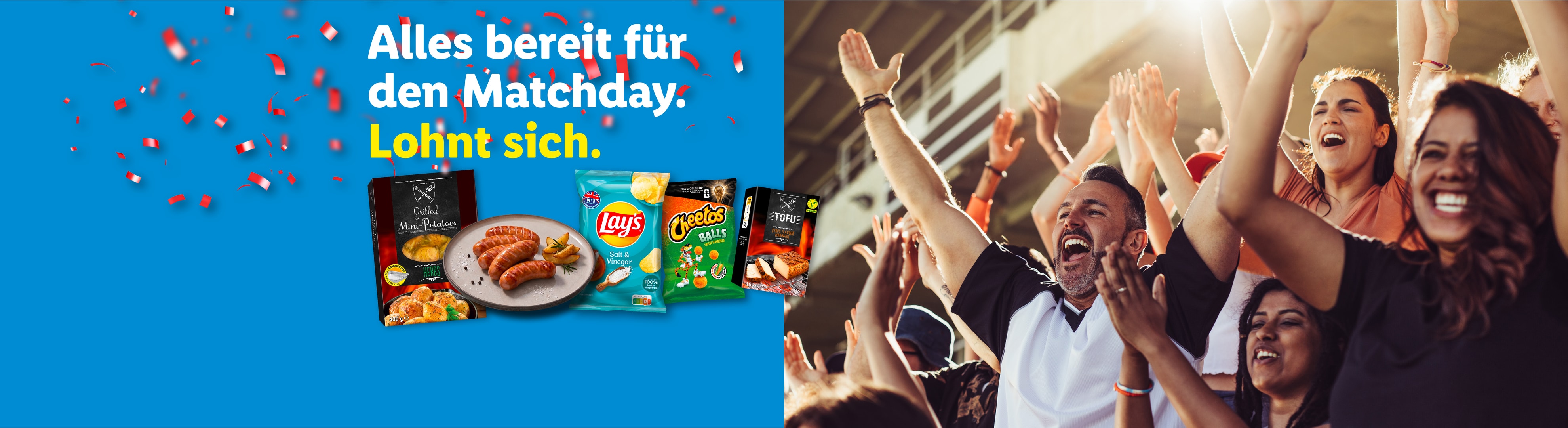 Eine Gruppe jubelnder Fans und verschiedene Snacks wie Würstchen, Kartoffeln und Chips für den Spieltag.
