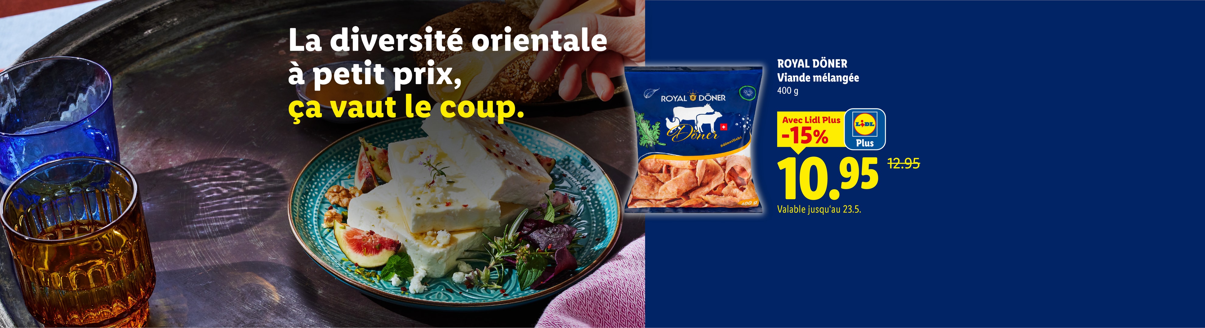 Un plat oriental avec du fromage et des figues, et un paquet de viande mélangée à prix réduit.