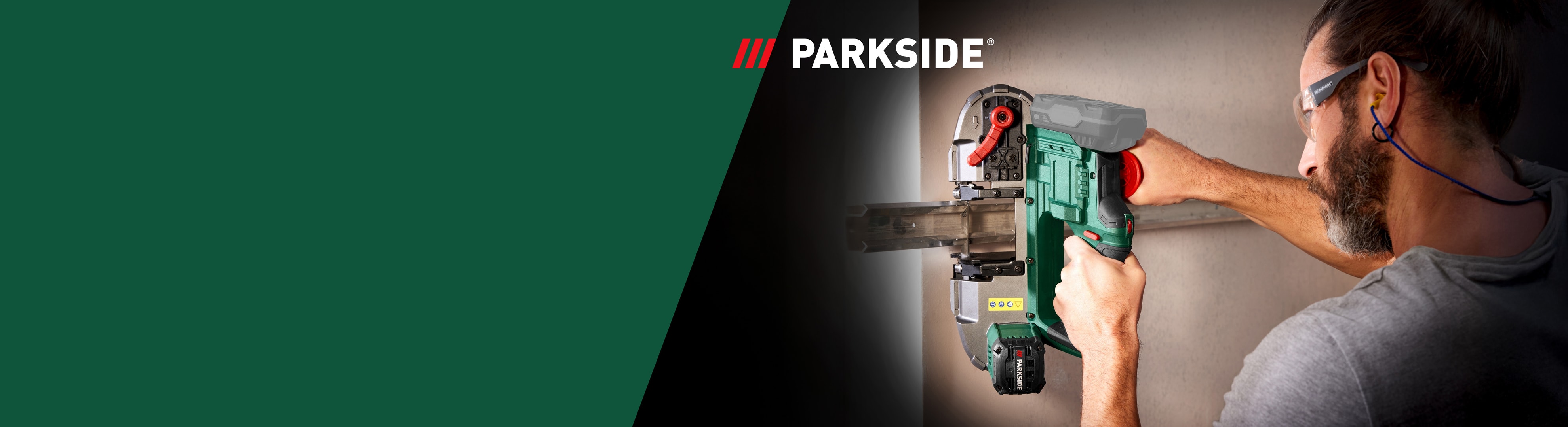 Homme utilisant un outil électrique pour fixer un profilé métallique.