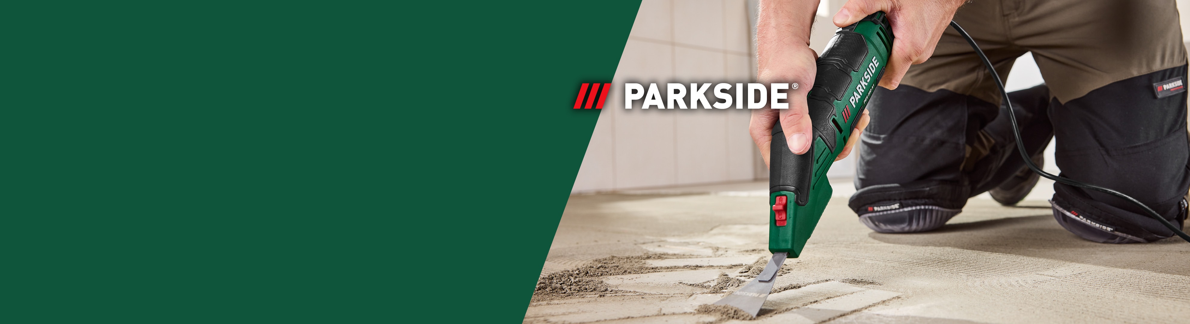 Parkside Multifunktionswerkzeug entfernt Mörtel von Fliesen, kniender Arbeiter.