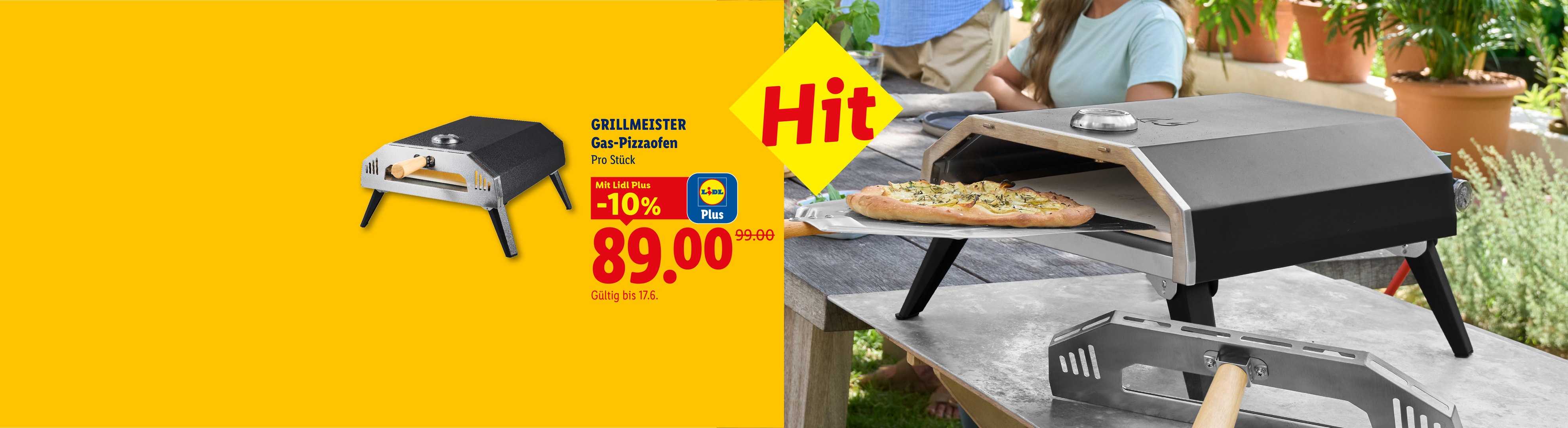 Ein Gas-Pizzaofen im Sonderangebot, mit einer frisch gebackenen Pizza auf einem Gartentisch.