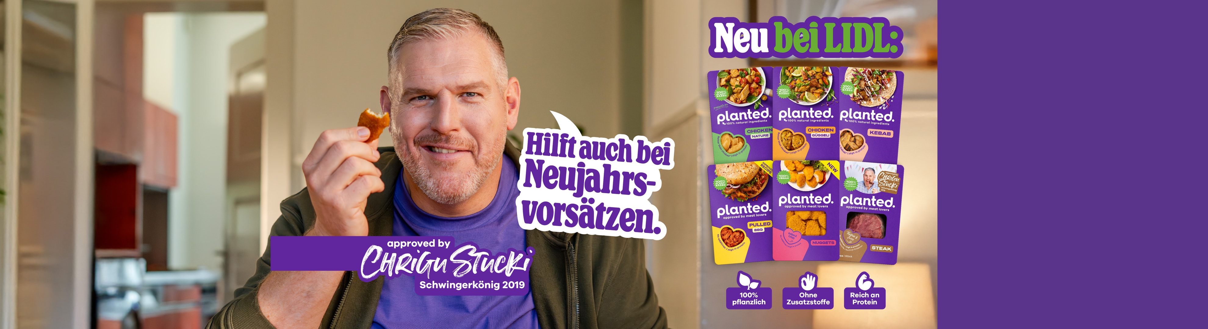 Mann isst Planted. Chicken Nugget, daneben Planted. Produkte wie Chicken, Kebab, Pulled und Steak, erhältlich bei Lidl.