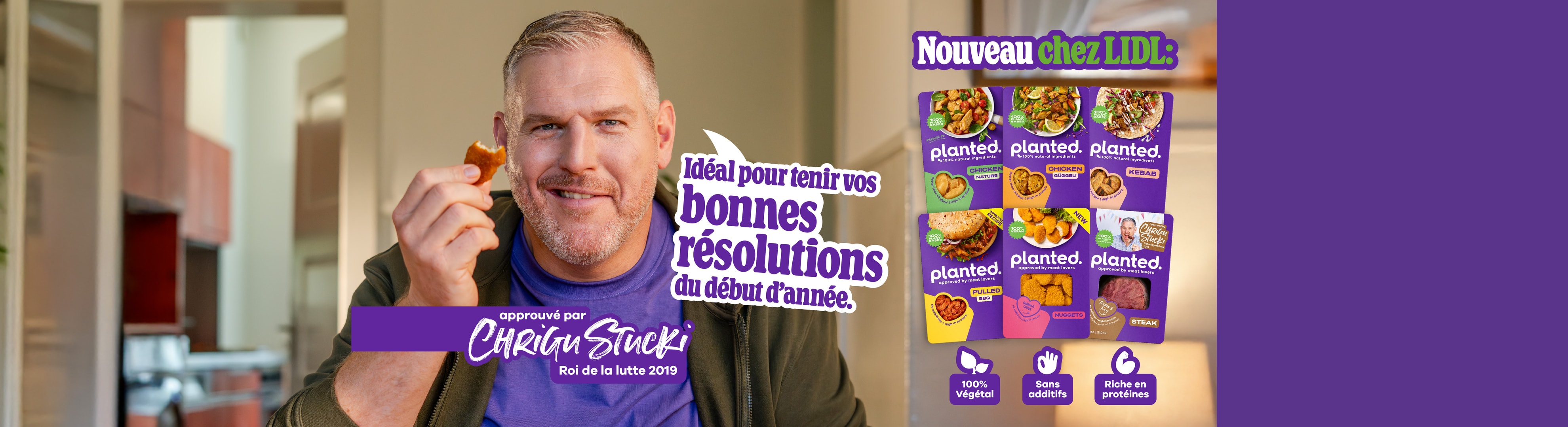 Un homme tient un nugget Planted., entouré de produits Planted. comme du poulet, du kebab, du pulled BBQ, des nuggets et du steak.
