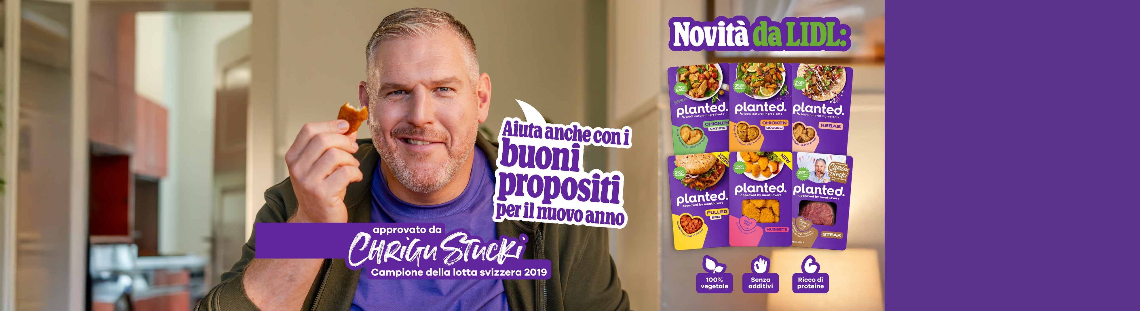 Uomo tiene un Planted. Nugget, circondato da prodotti Planted. come pollo, kebab, pulled e steak.