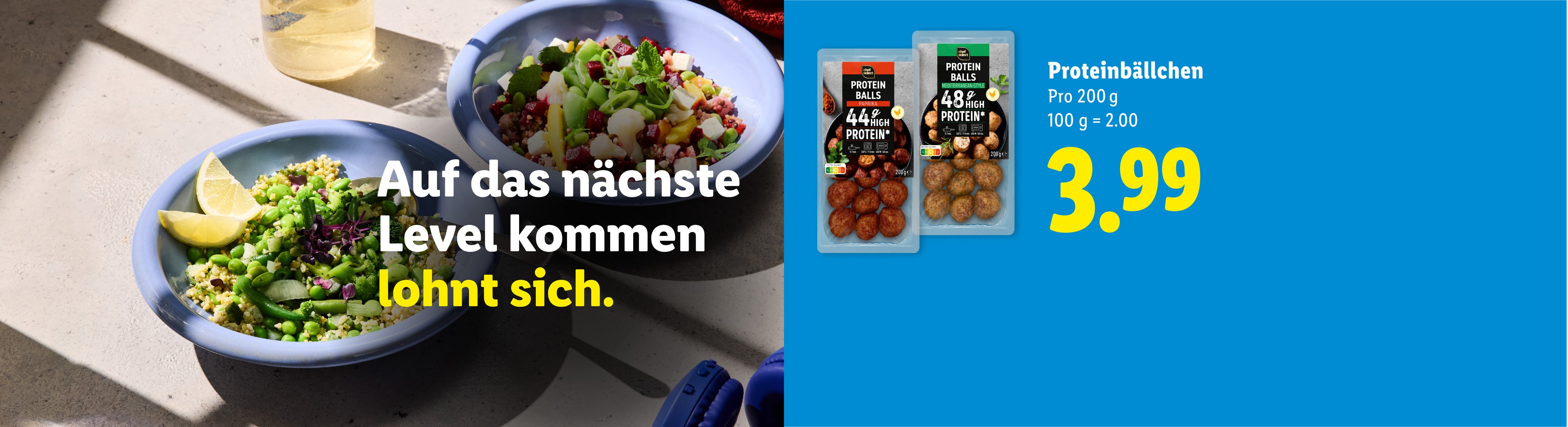 Proteinbällchen im Angebot, mit frischen, bunten Salaten.