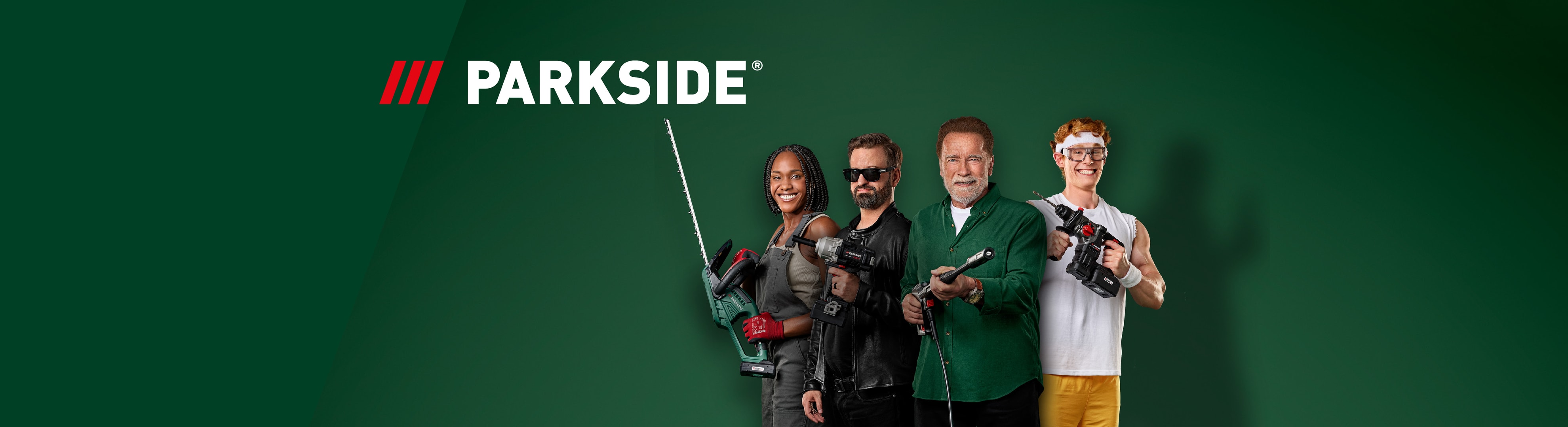 Arnold Schwarzenegger tiene in mano un trapano a batteria Parkside su sfondo verde.