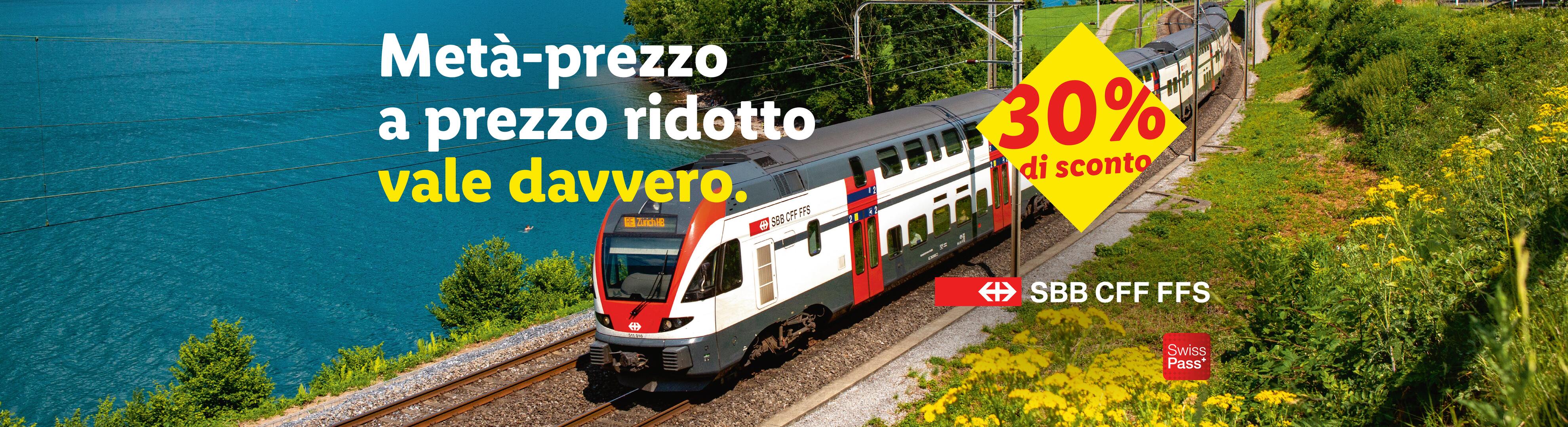 Treno moderno che viaggia lungo un lago, con testo promozionale 'Metà-prezzo a prezzo ridotto vale davvero. 30% di sconto'.
