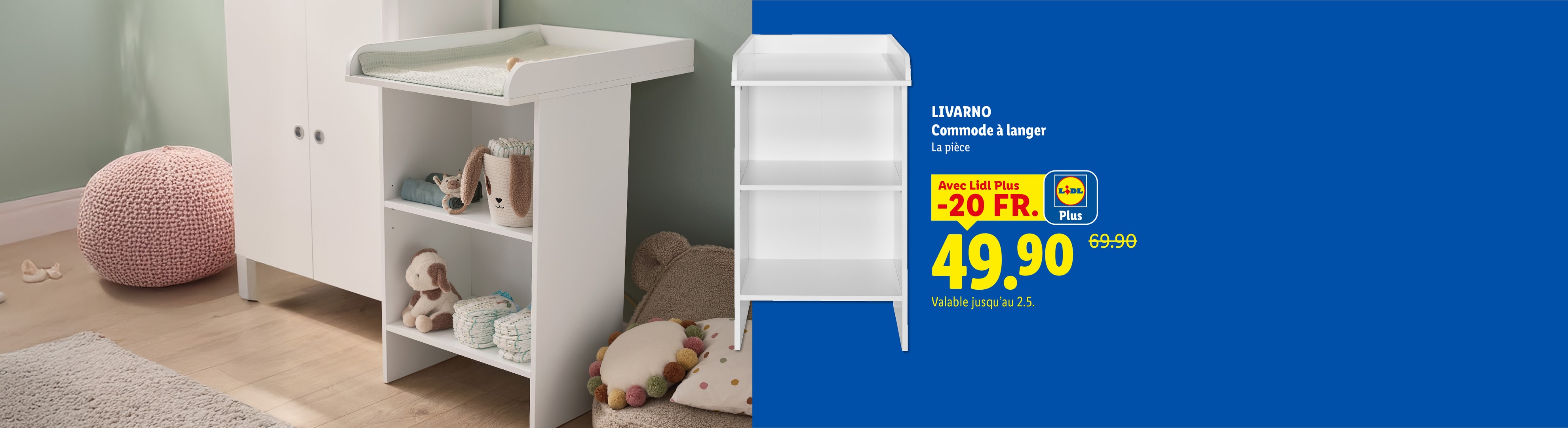 Commode à langer blanche avec étagères et réductions, dans une chambre d'enfant.