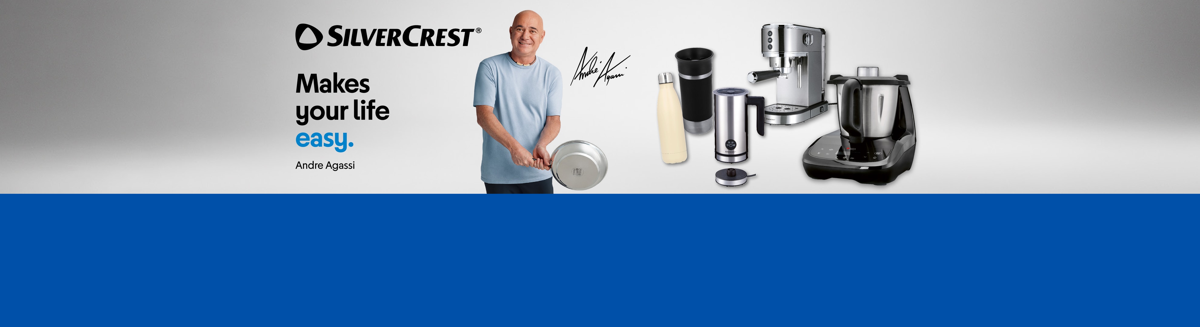 Andre Agassi avec des appareils de cuisine : machine à café, robot culinaire, mousseur à lait, poêle, bouteilles.