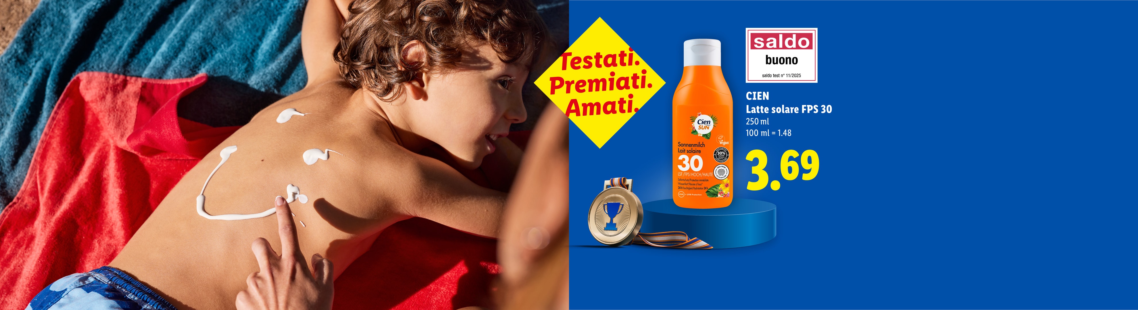 Un bambino su un telo da mare con crema solare sulla schiena, accanto a una bottiglia di latte solare e una medaglia, con il prezzo di 3,69.