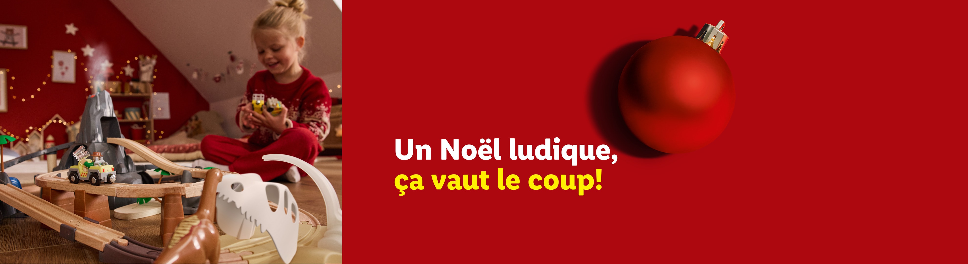 Deux enfants jouent avec un circuit à billes et des blocs en bois. Texte : « Un Noël ludique, ça vaut le coup ! »