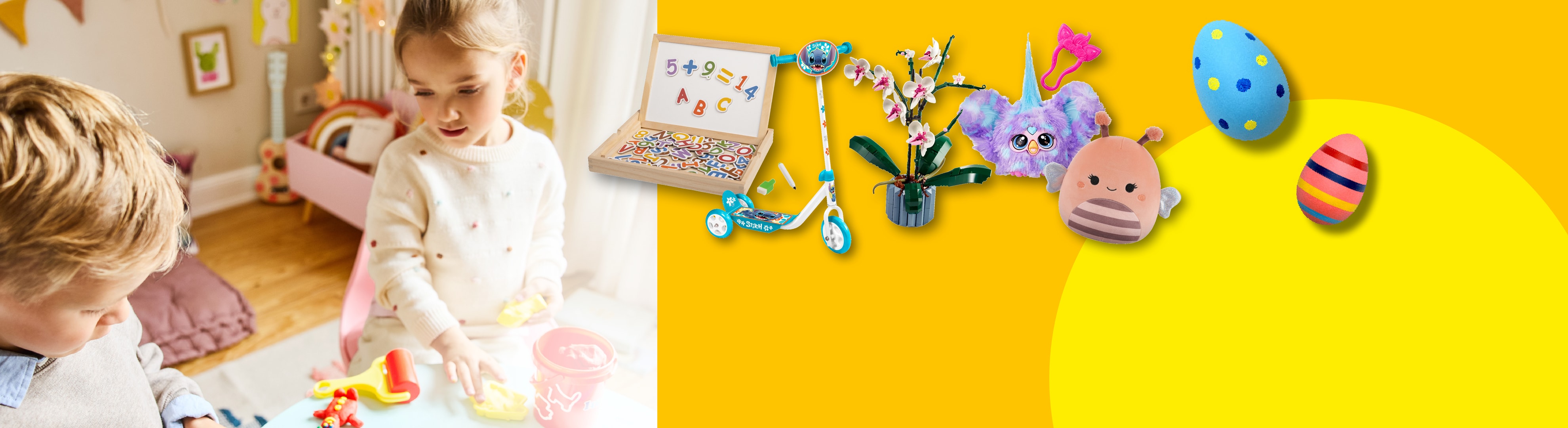Enfants jouant avec des jouets, scooter, tableau magnétique, peluches et œufs de Pâques.