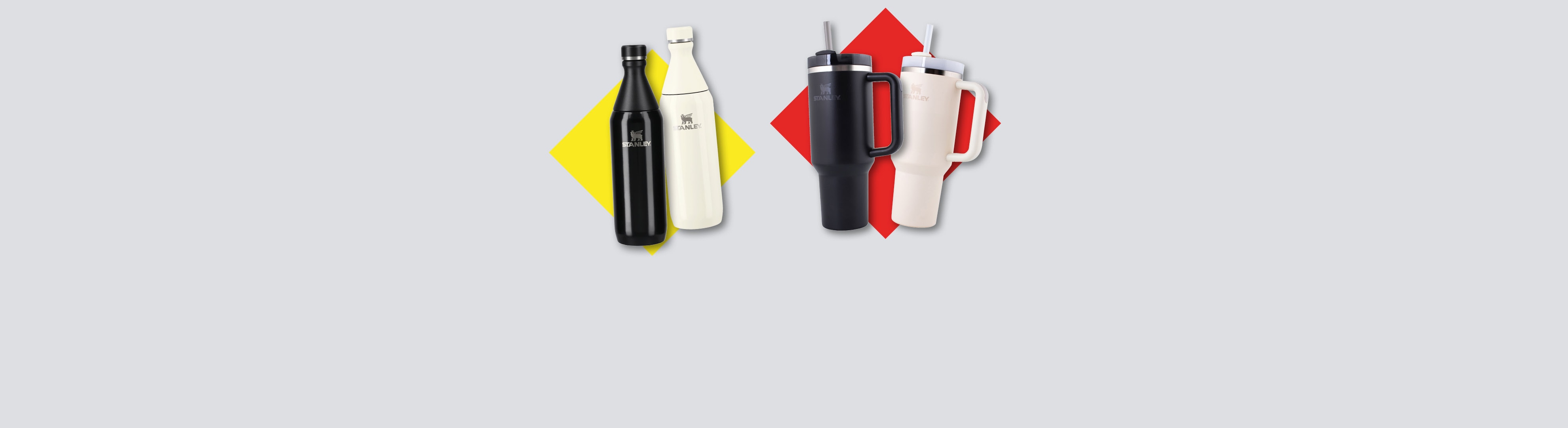 Deux gourdes Stanley et deux tasses isothermes Stanley avec paille, en noir et blanc.