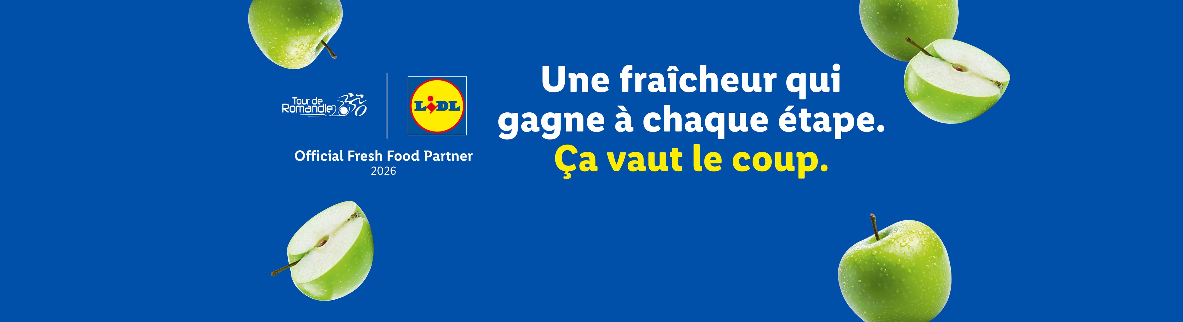 Pommes vertes sur fond bleu avec le texte 'Une fraîcheur qui gagne à chaque étape. Ça vaut le coup.'