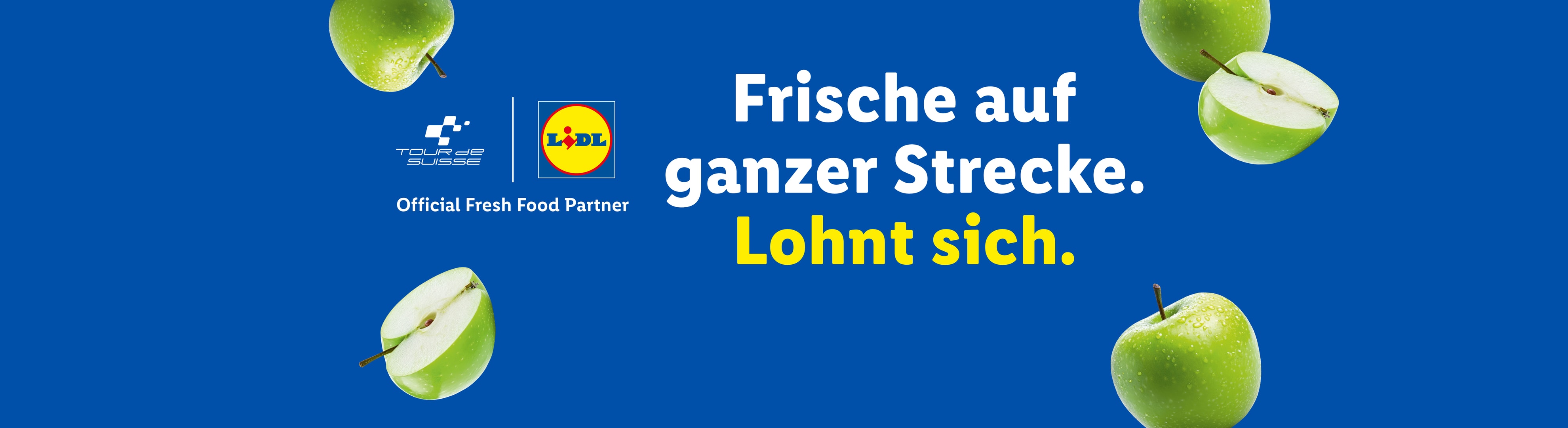 Grüne Äpfel auf blauem Hintergrund mit dem Text 'Frische auf ganzer Strecke. Lohnt sich.'